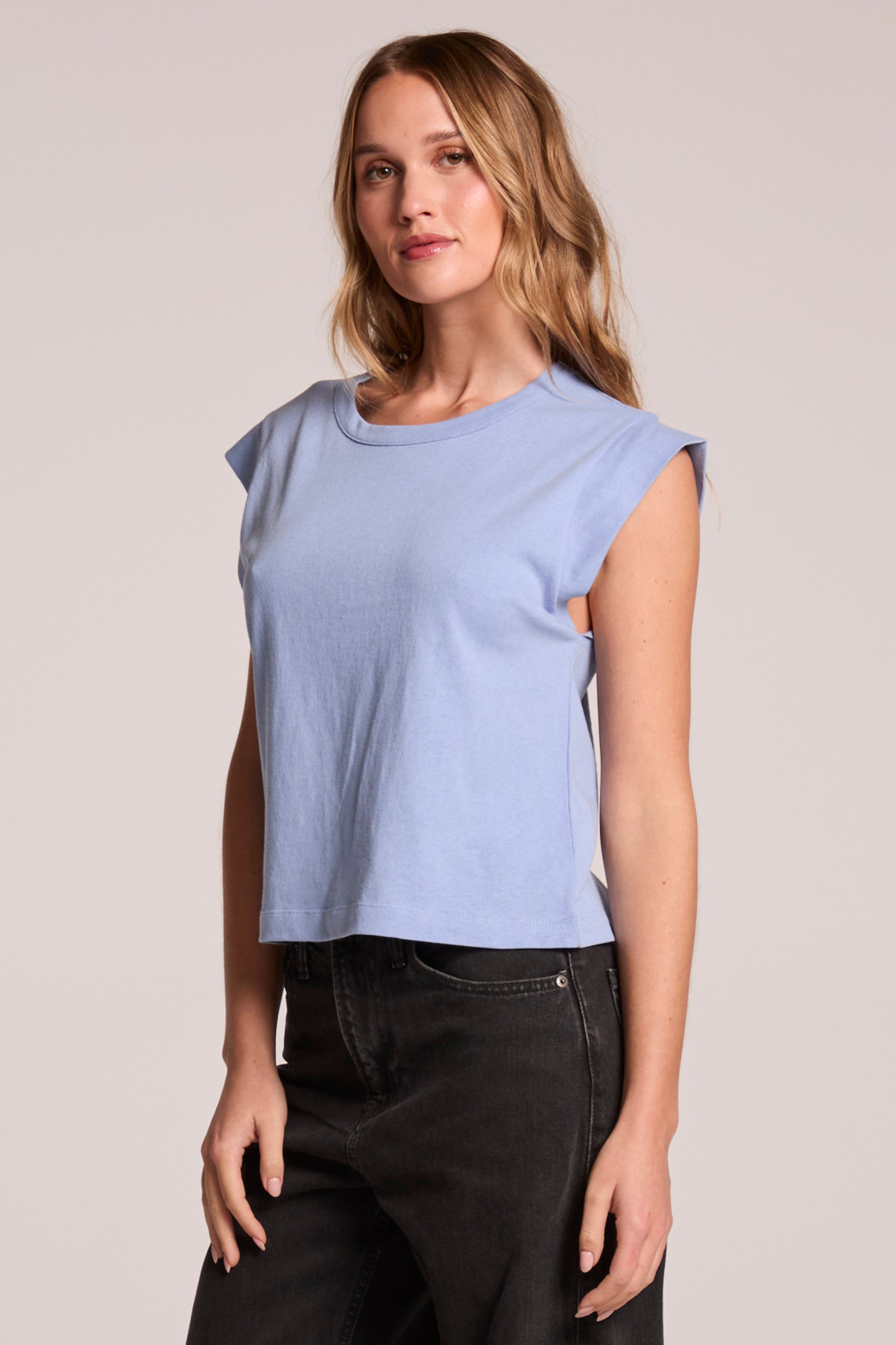 CROPPED CAP SLEEVE CREWNECK TEE