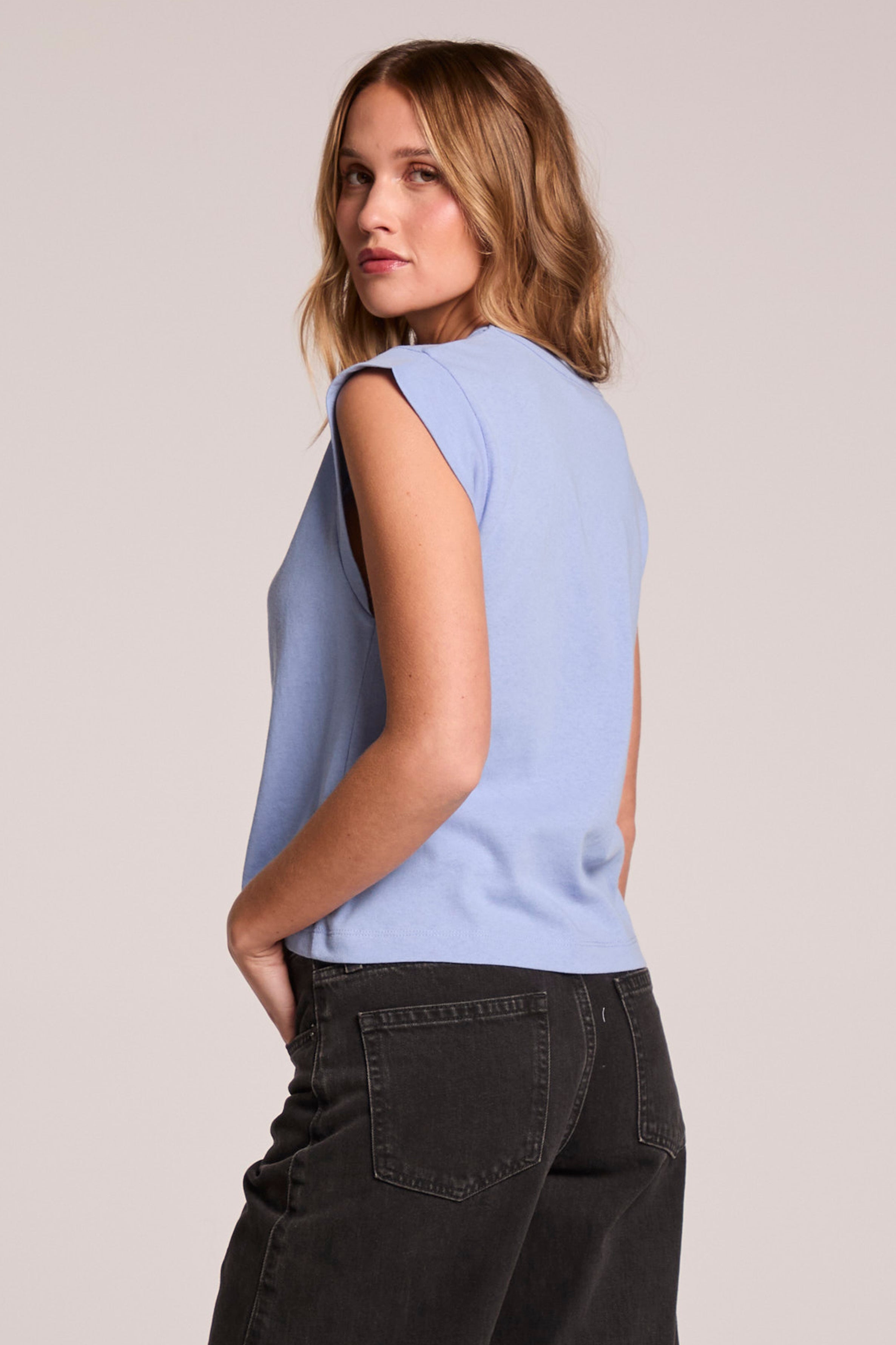 CROPPED CAP SLEEVE CREWNECK TEE