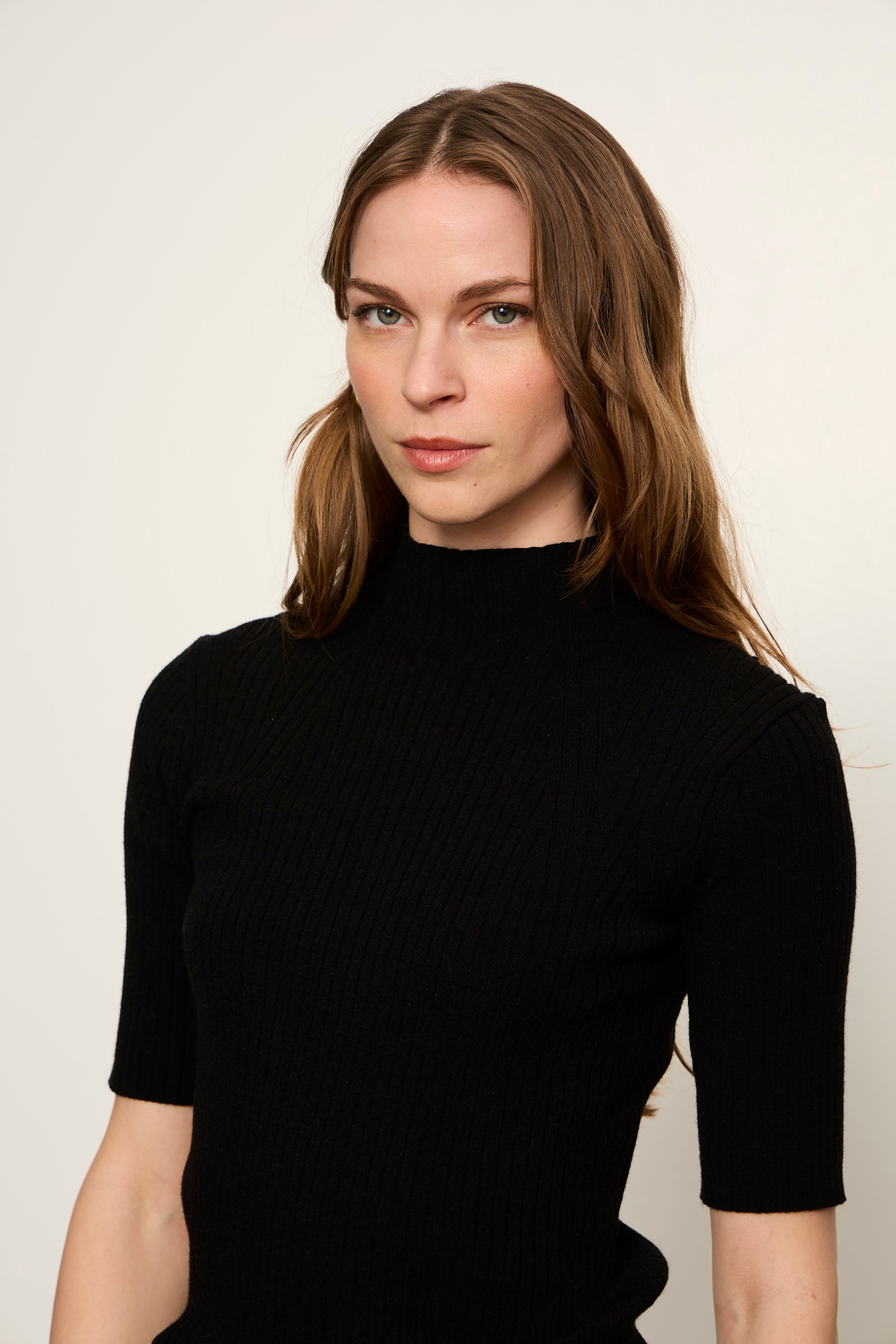 HIGH NECK RIBBED TOP